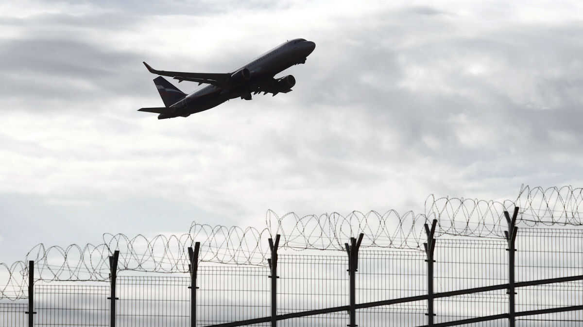 México analiza vetar vuelos con Reino Unido por nueva cepa de COVID-19