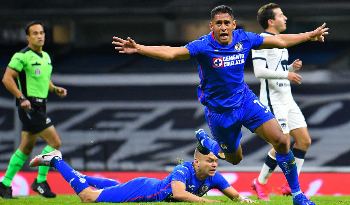 Cruz Azul aplastó 4-0 a Pumas y está a un paso de la final