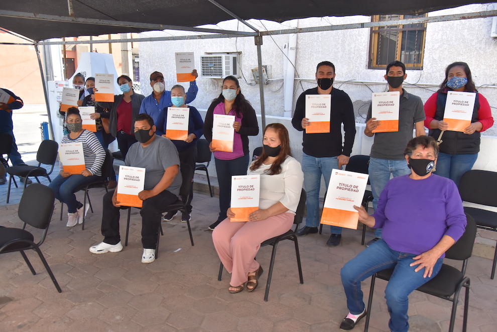 Dan certeza jurídica a familias con entrega de Títulos de Propiedad