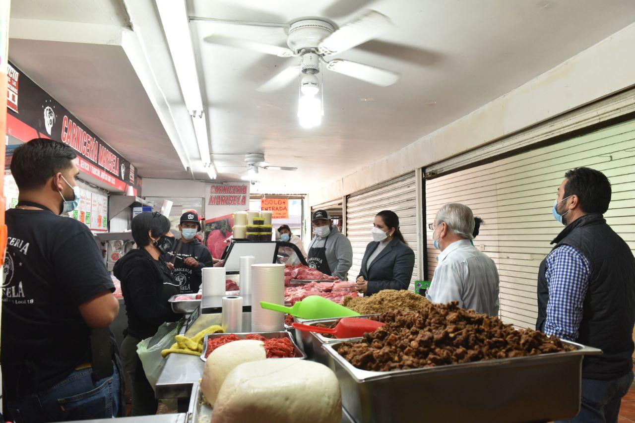 Dialoga Celida López con locatarios del Mercado Municipal de Hermosillo