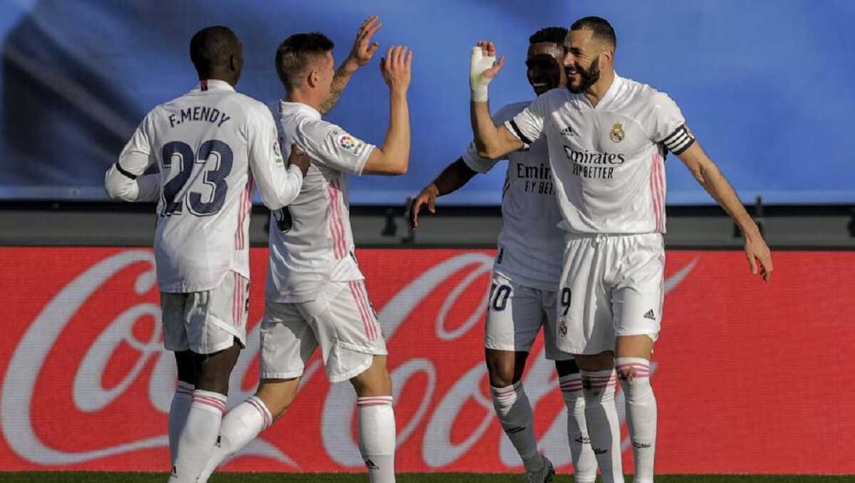 Real Madrid no se rinde, derrota al Valencia por 2-0