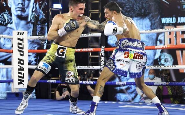 Oscar Valdez fulmina a Berchelt y hay nuevo rey superpluma del WBC