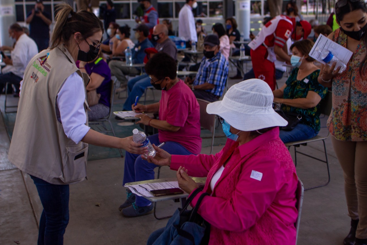 Activa Salud Sonora operativo de hidratación en centros de vacunación.