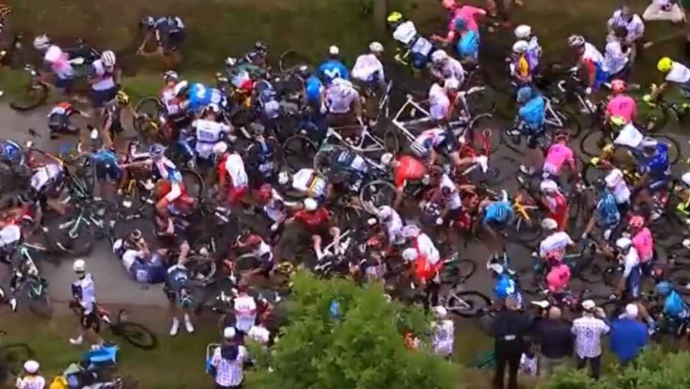 Denunciarán a aficionada que provocó aparatosa caída en el Tour de Francia