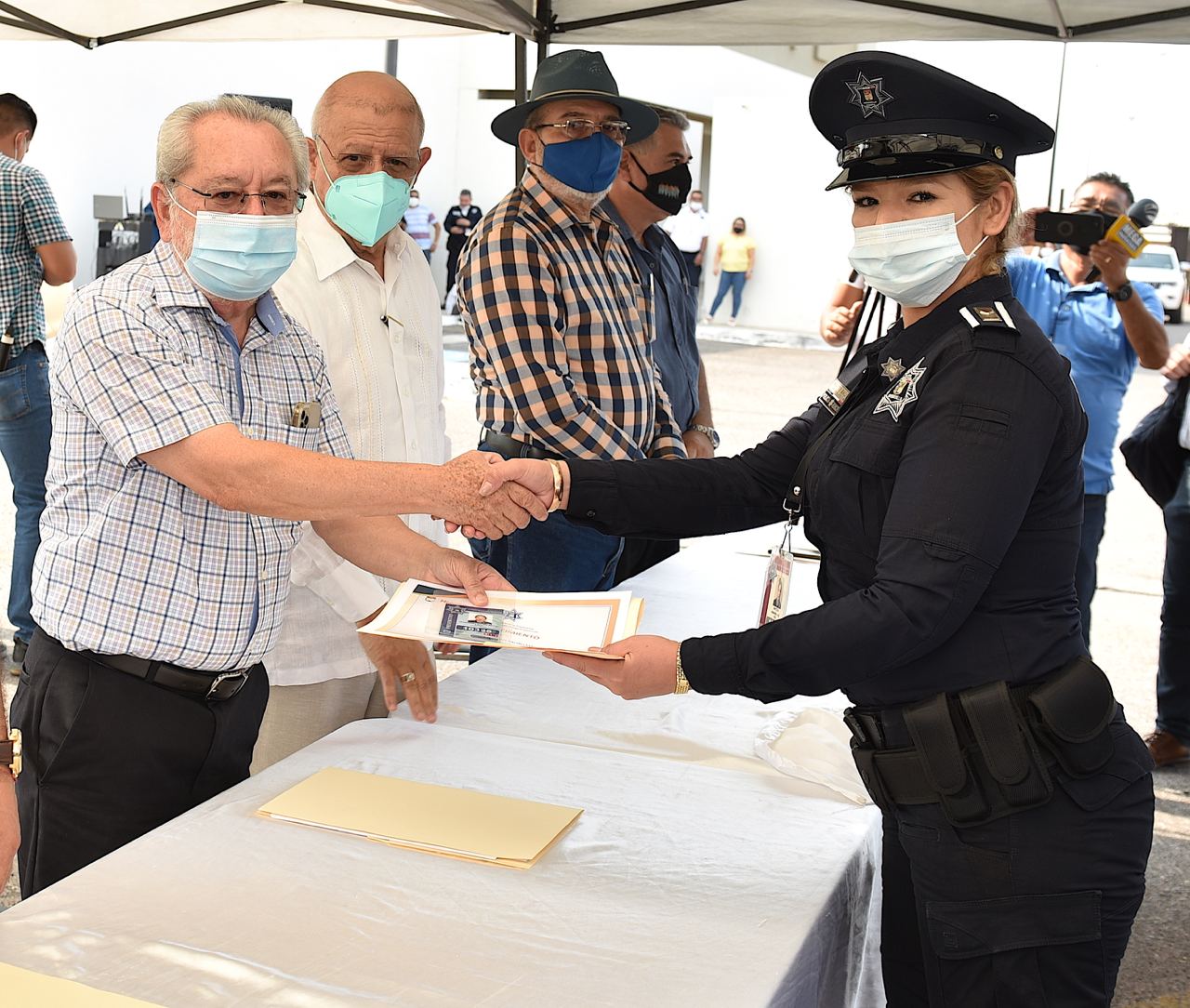 Entregan Alcalde y Comisario General constancias de ascenso a 82 policías municipales de Hermosillo