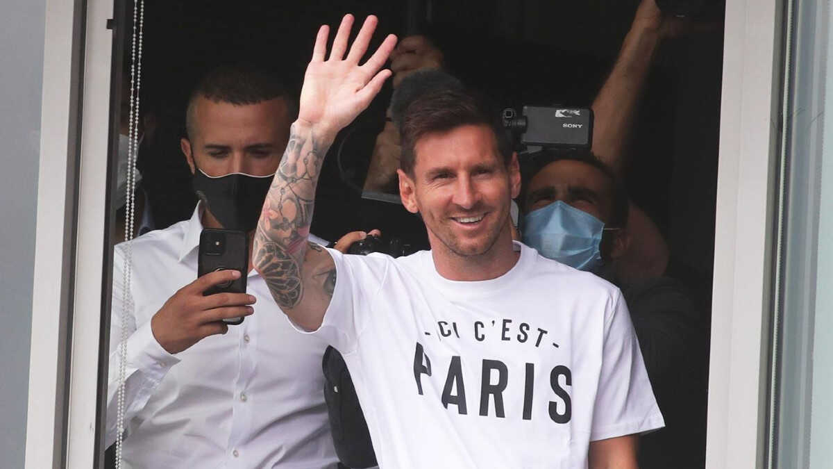 Messi ya está en París para firmar con el PSG