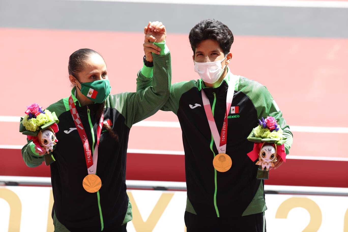 Mónica Rodríguez y su guía ganan oro con récord mundial en 1,500 metros