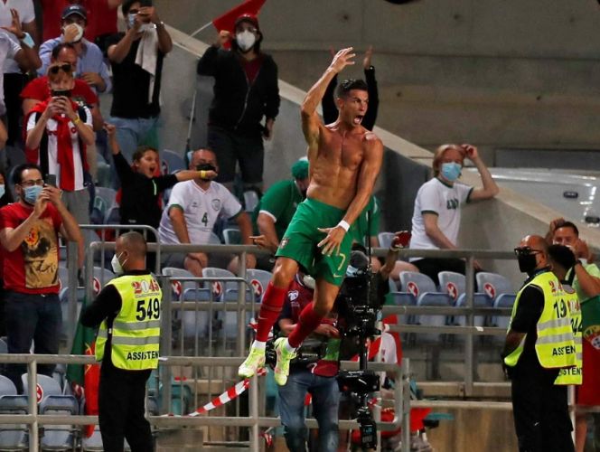 Cristiano se viste de héroe y hace historia con Portugal