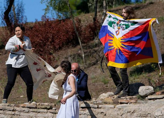Encienden llama de los Juegos de Invierno entre protestas