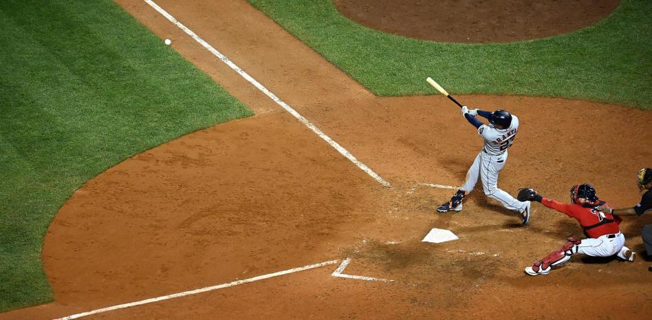 Astros despiertan y empatan a Medias Rojas