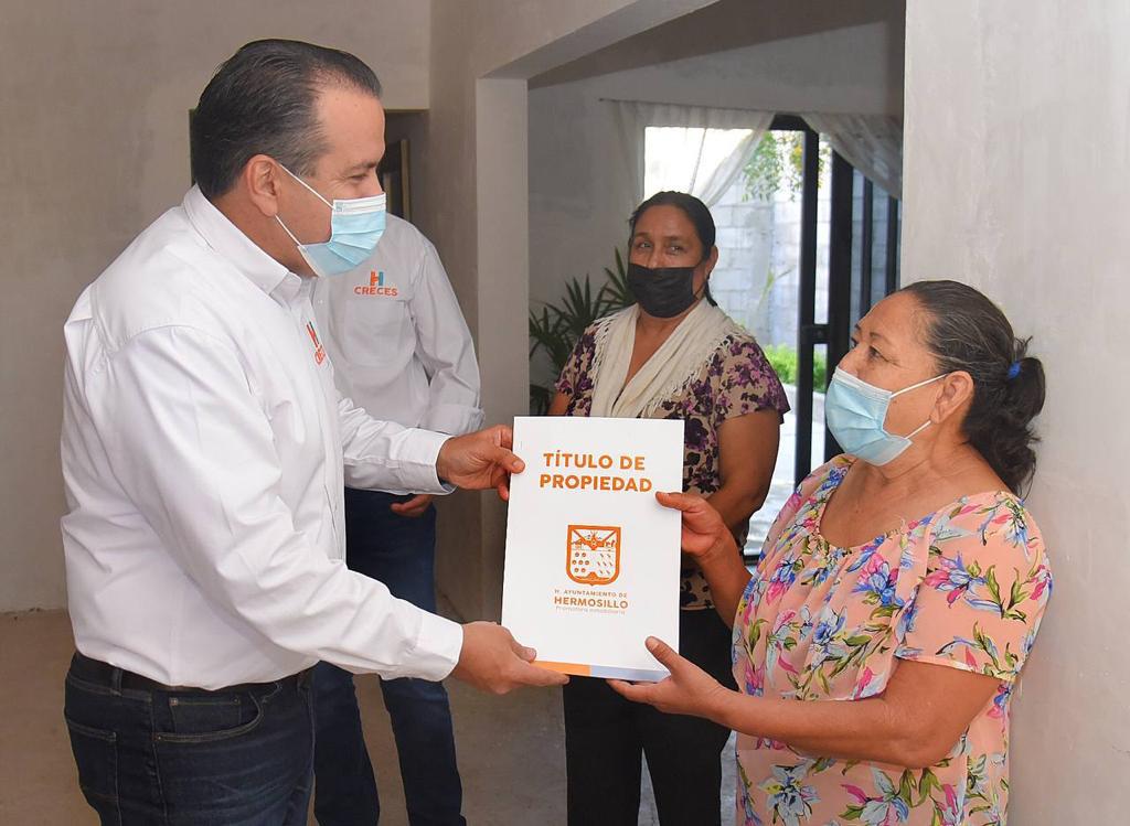 Entrega Antonio Astiazarán títulos de propiedad de Promotora Inmobiliaria