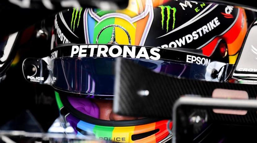 Lewis Hamilton sube en primer lugar al podio