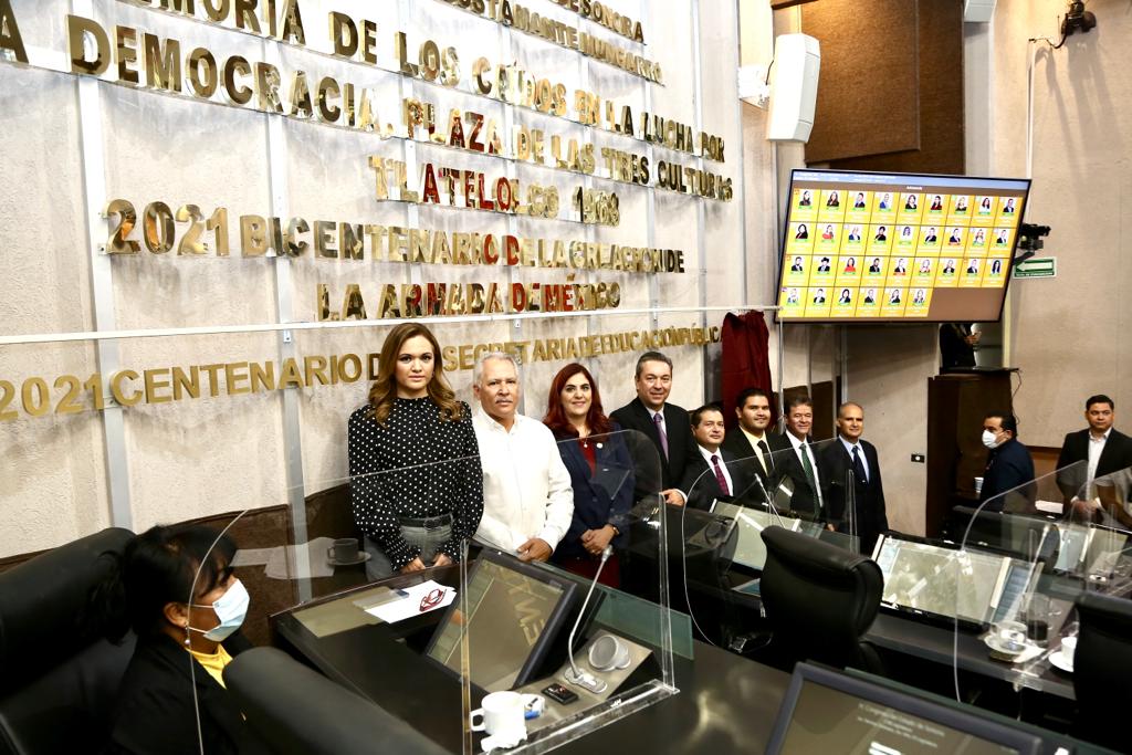 Reconocen con inscripción en letras doradas a la Secretaría de Educación Pública