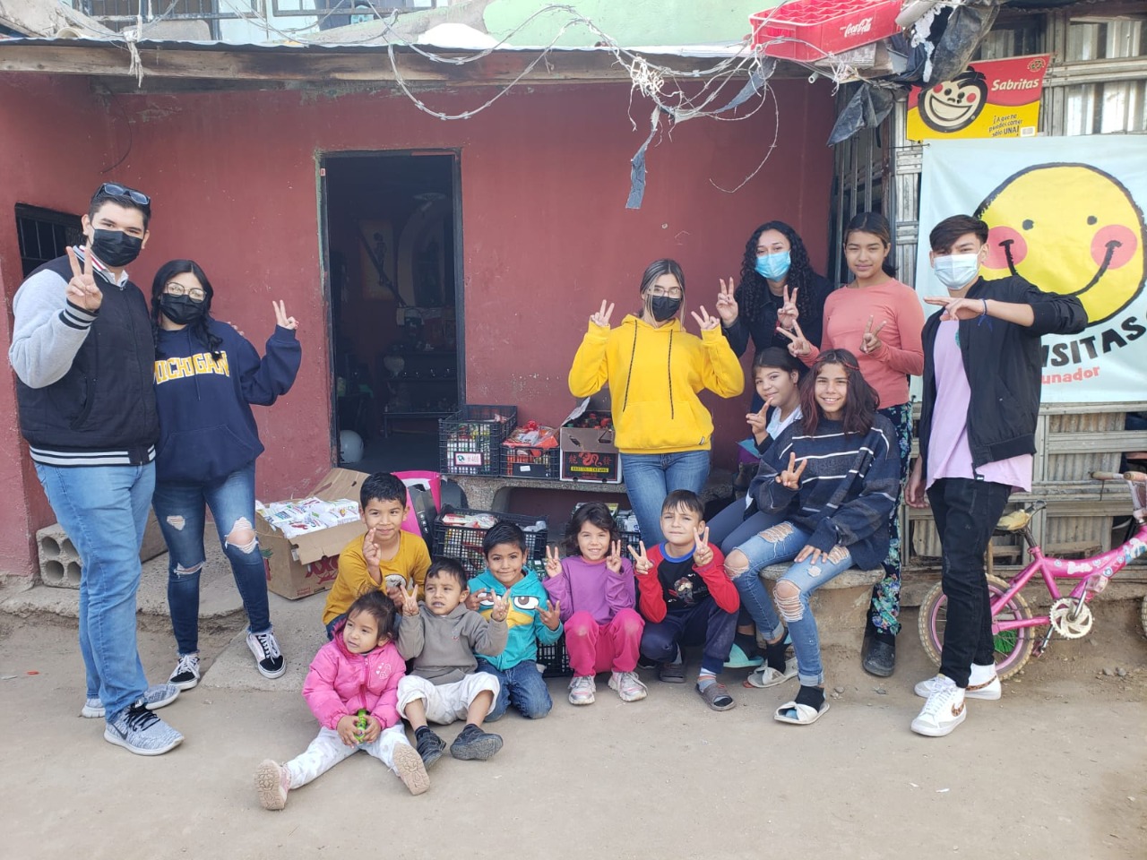 Alumnos de Cecyte Sonora llevan sonrisas y regalos a casa hogar