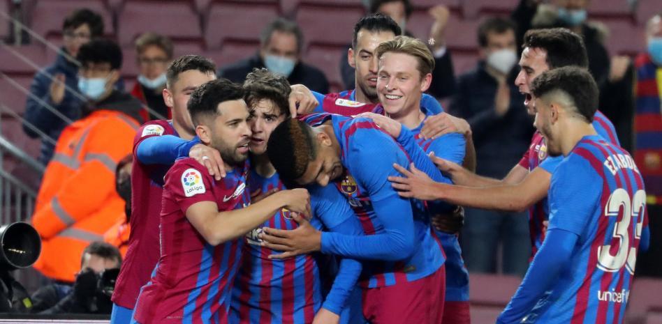 Barcelona sufre, pero gana al Elche en el Camp Nou