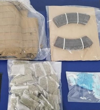 Aseguran Sedena y Policía Estatal narcótico, equipo táctico y cargadores en Cajeme