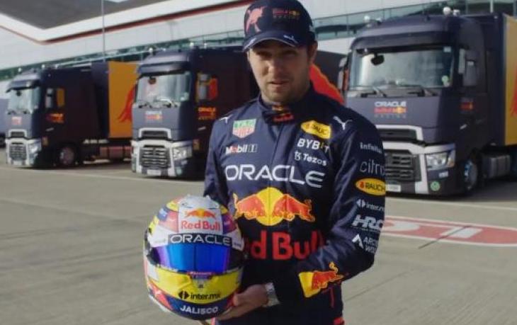Sergio ‘Checo’ Pérez presenta su casco para la temporada 2022