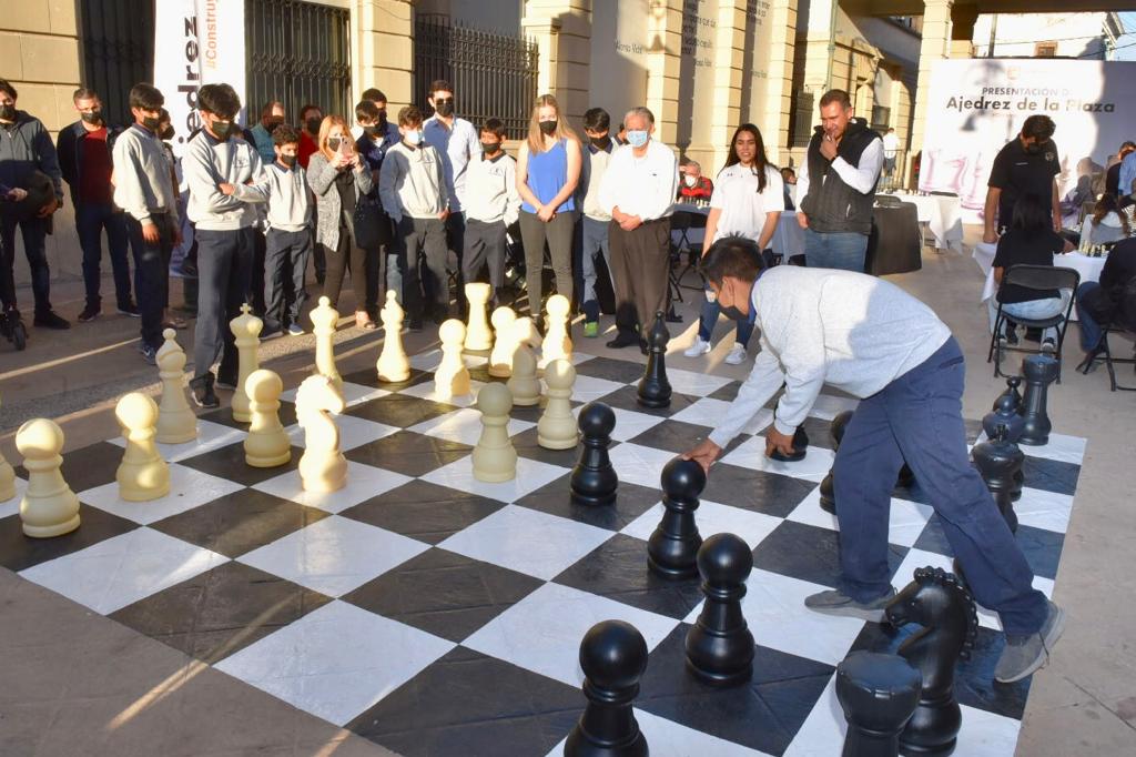 Promueve IDJH la práctica de Ajedrez con gran tablero en la Plaza Zaragoza