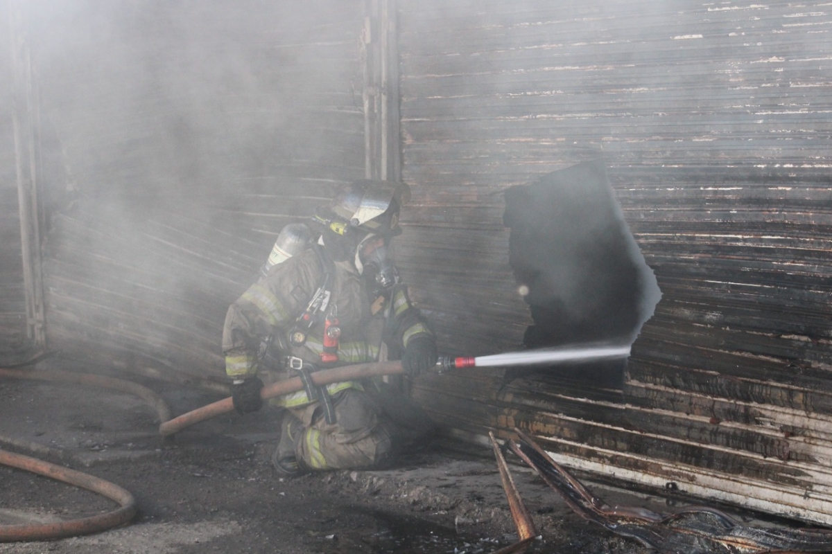 Atiende Protección Civil estatal incendio en Tianguis Héctor Espino