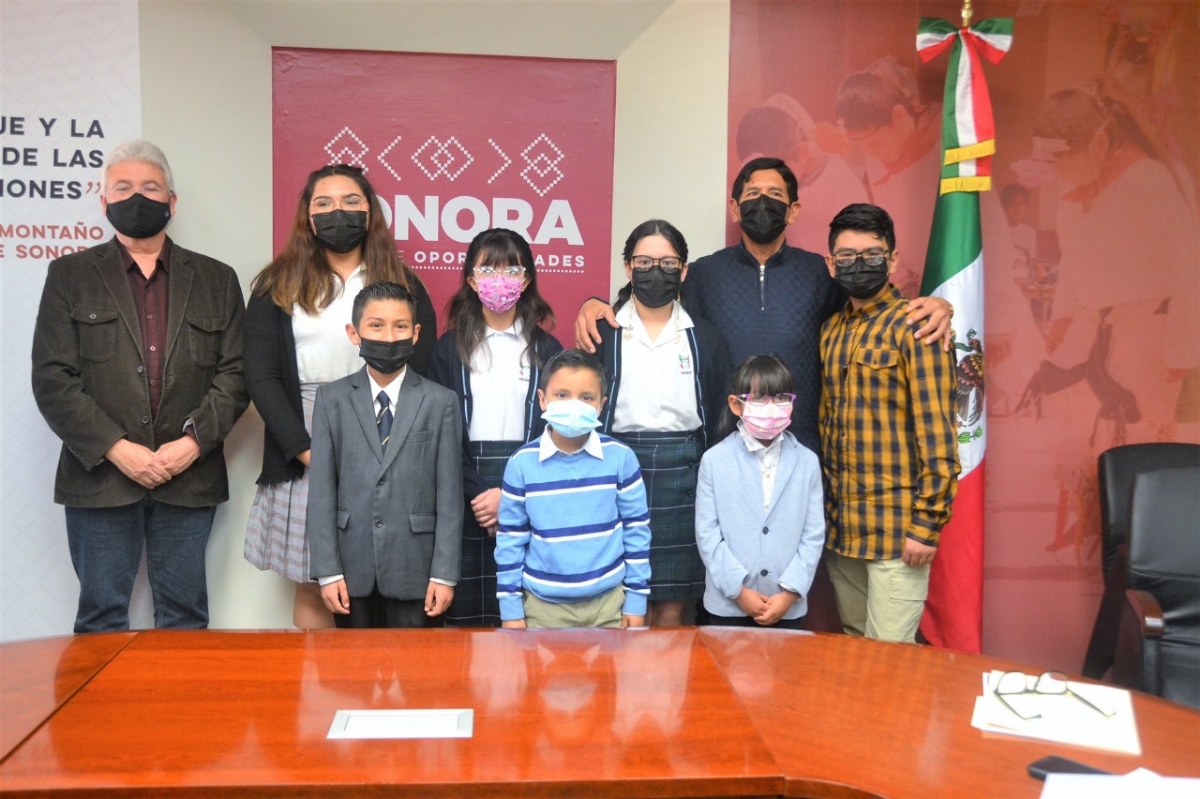 Premia SEC a ganadores de concurso estatal “Mi Bandera”