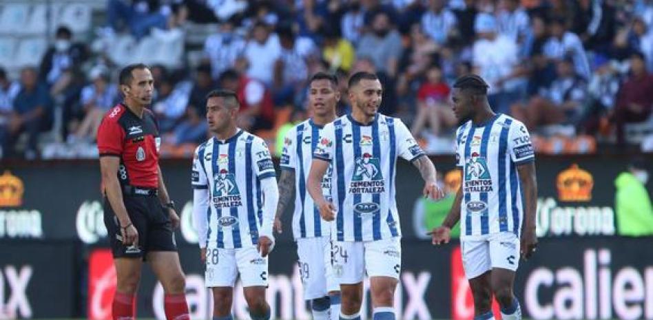 Pachuca conserva la punta al golear al Monterrey