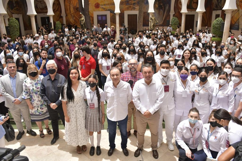 Gobernador Alfonso Durazo llama a estudiantes a prepararse para transformar Sonora