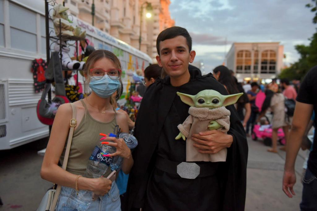 Disfrutan familias de ambientación de Star Wars en Víactiva