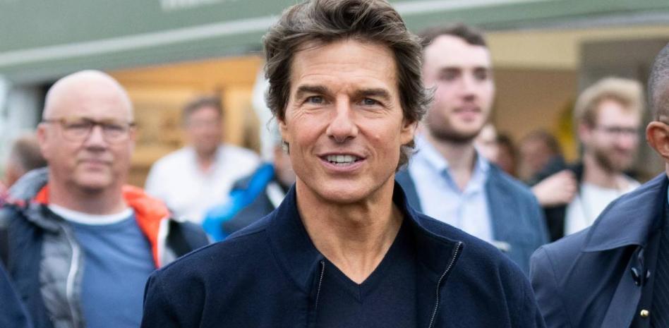 Tom Cruise cumple 60 años brindando por el éxito de «Top Gun: Maverick»