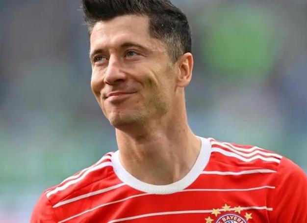 Robert Lewandowski llega al Barcelona, adelanta el club catalán