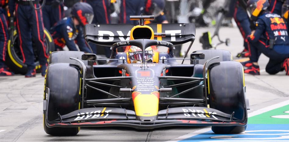 El campeón Verstappen vuelve a ganar; ‘Checo’ remonta hasta el quinto lugar