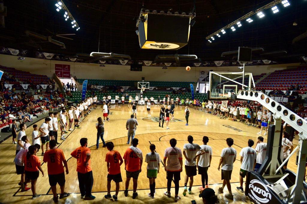 Viven fiesta deportiva en Campamento “Street Basketball en Comunidad con Kenny Dobbs”