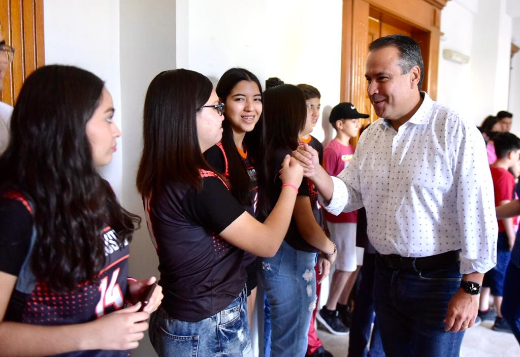 Apoya Toño Astiazarán a equipos de hockey que representarán a Sonora