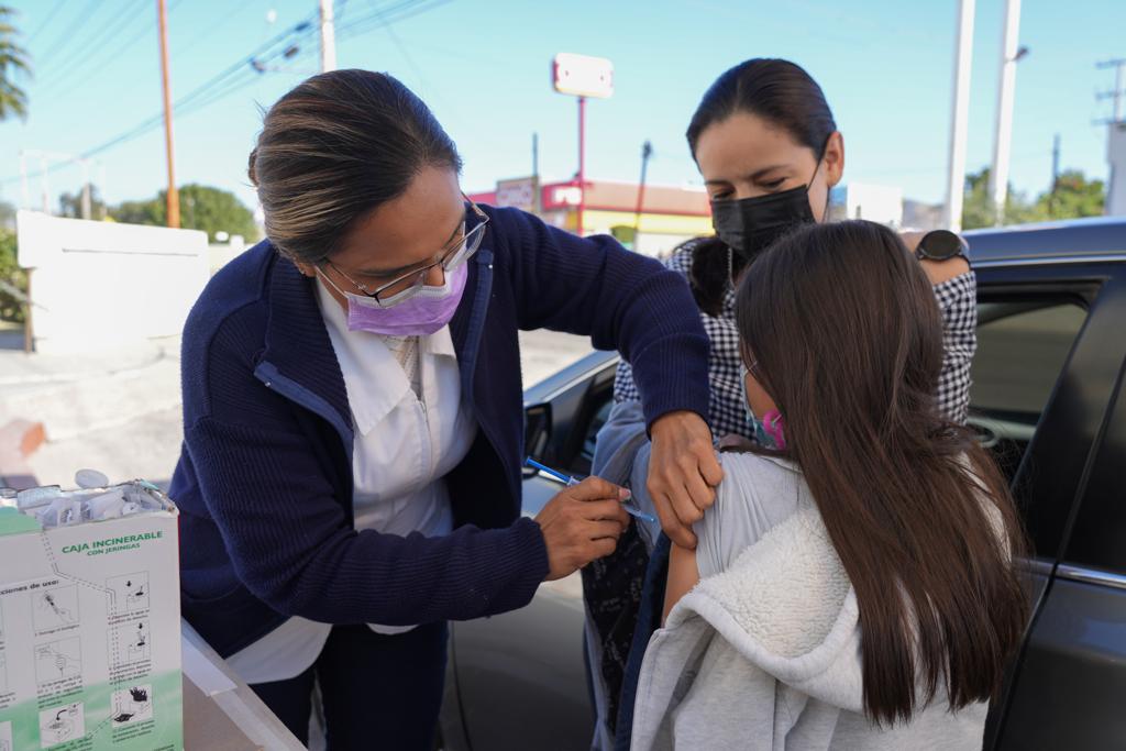 Vacunan, mediante servicio al auto, contra influenza en Hospital Infantil del Estado