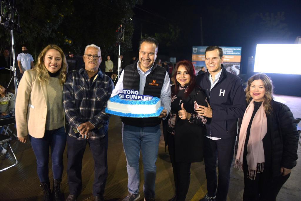 Celebra Toño Astiazarán con residentes de la colonia Insurgentes la entrega de seis avenidas con concreto hidráulico