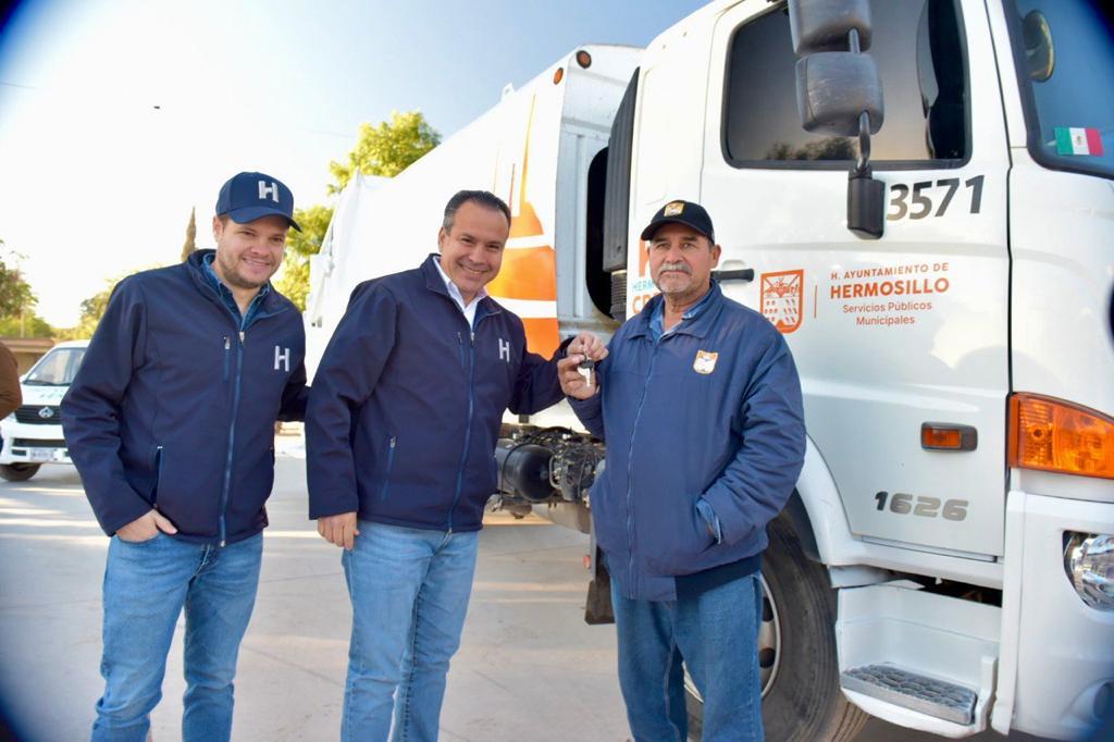 Entrega Toño Astiazarán vehículos para servicios públicos en Miguel Alemán