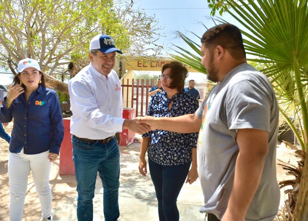 Atiende Toño Astiazarán petición de Cobach Bahía de Kino y entrega material deportivo