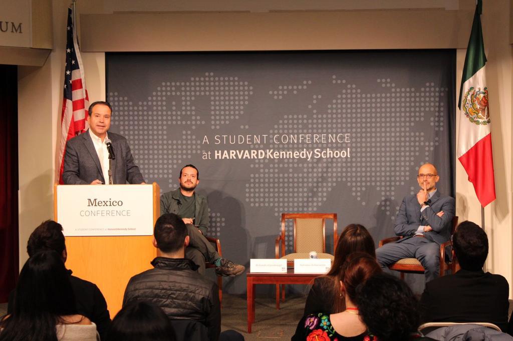 Participa Toño Astiazarán en un panel de conferencias en Harvard