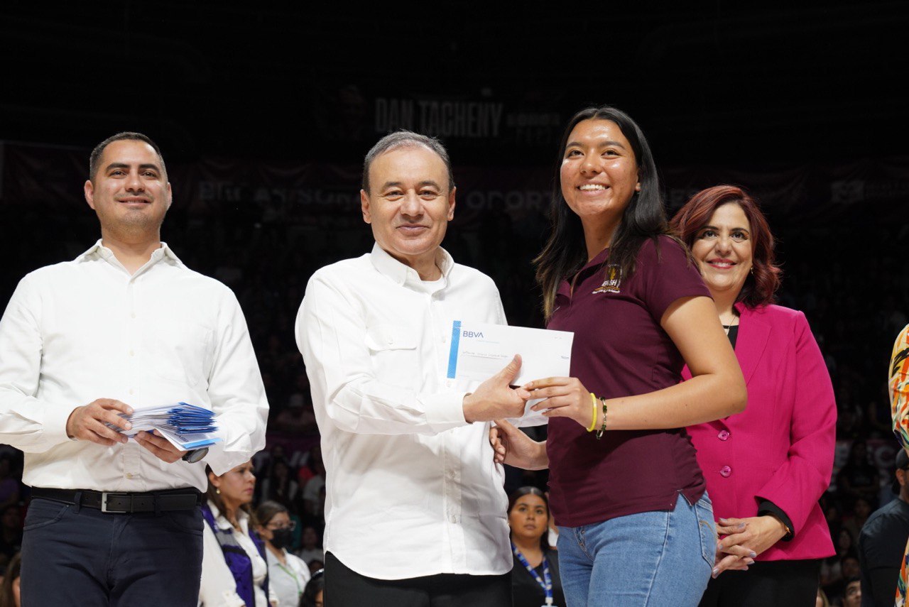 Hemos entregado más de mil millones de pesos en becas a estudiantes sonorenses: Alfonso Durazo