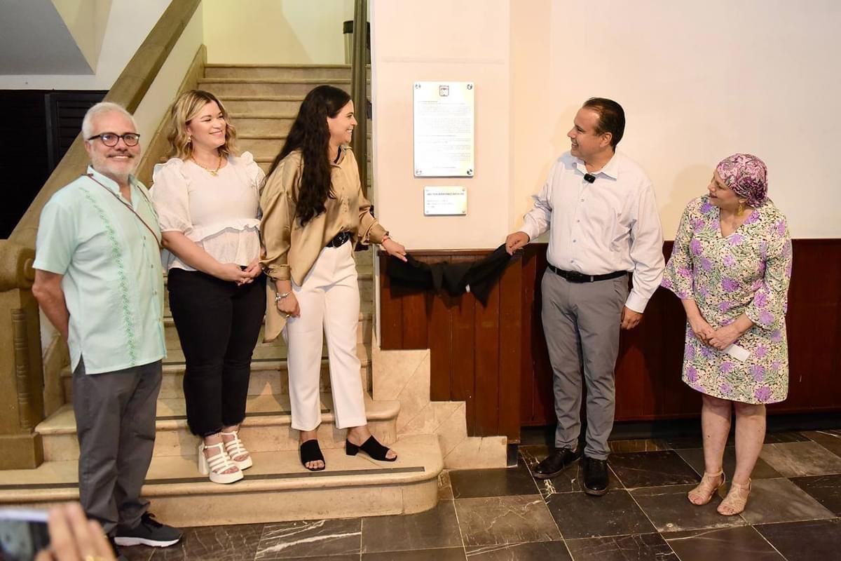 Devela Toño Astiazarán placa del mural Pioneros del artista visual Héctor Martínez Arteche