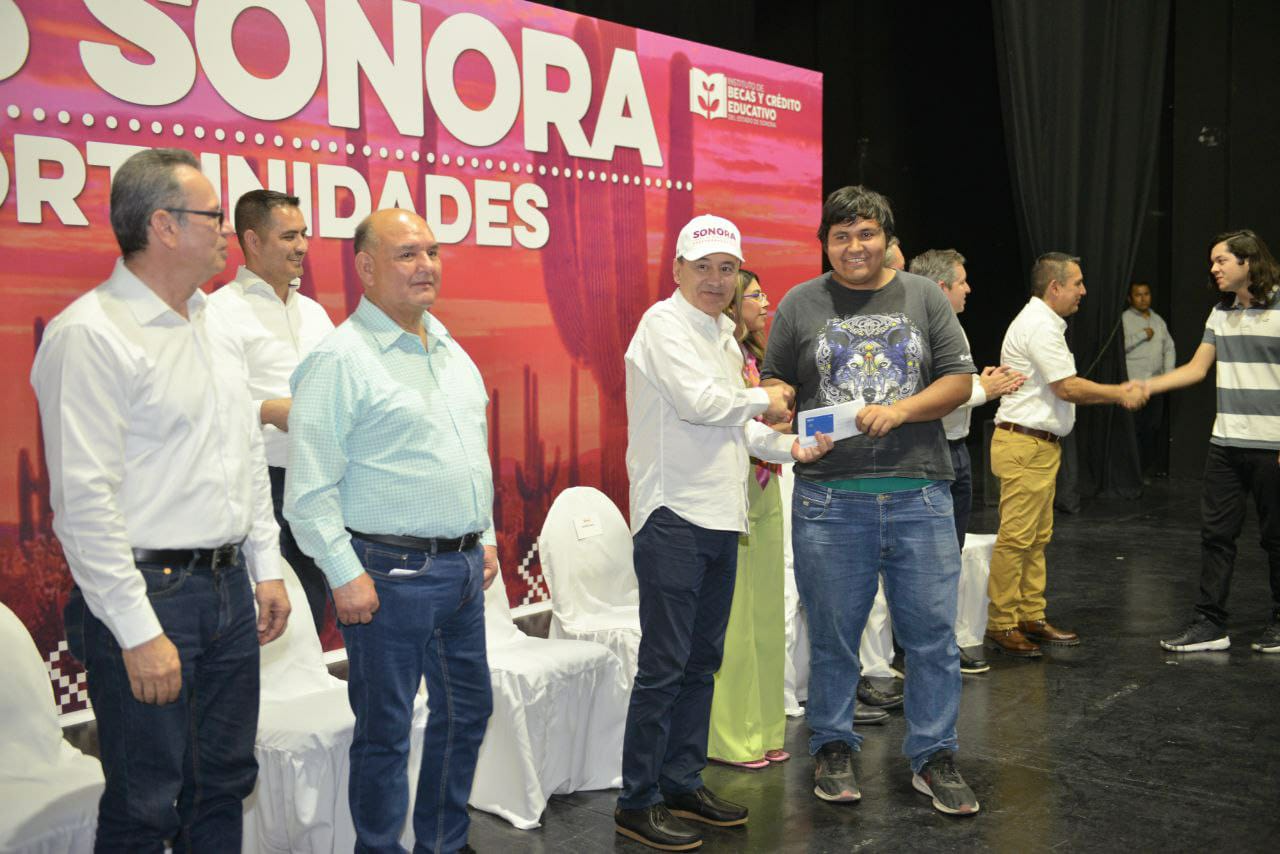 Gobernador supervisa obra de desarrollo urbano y entrega escrituras y becas en SLRC