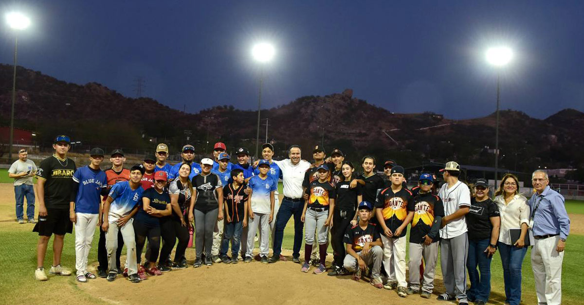 Entrega Toño Astiazarán iluminación LED de tres campos de la Unidad Deportiva Solidaridad