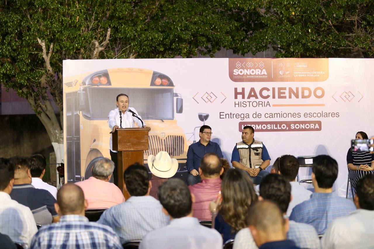 Entrega gobernador Alfonso Durazo unidades de transporte escolar