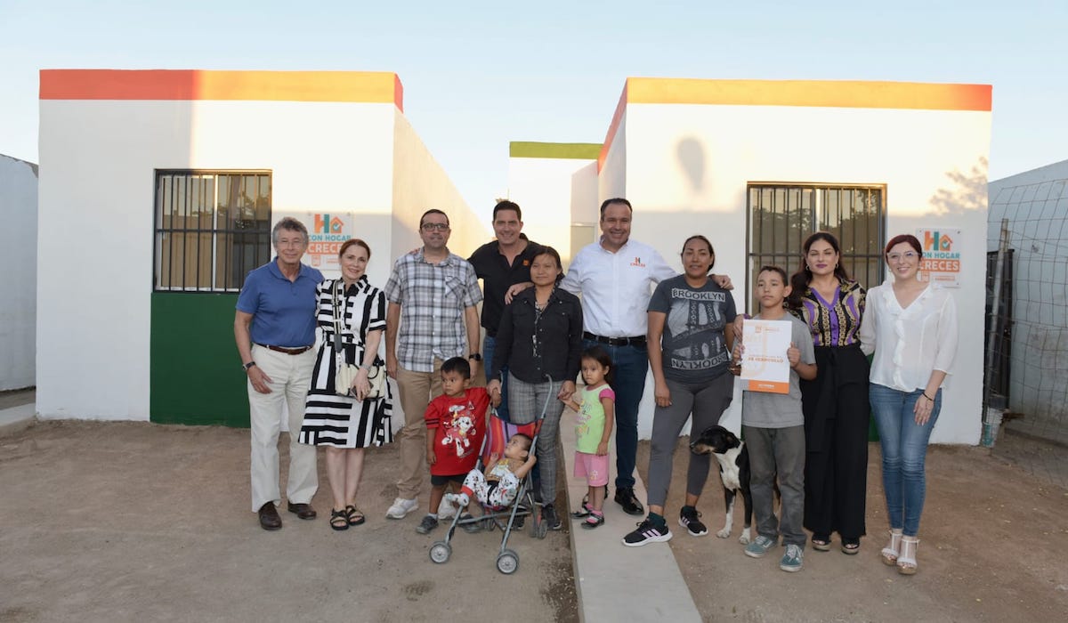 Entrega Toño Astiazarán vivienda recuperada a dos familias más