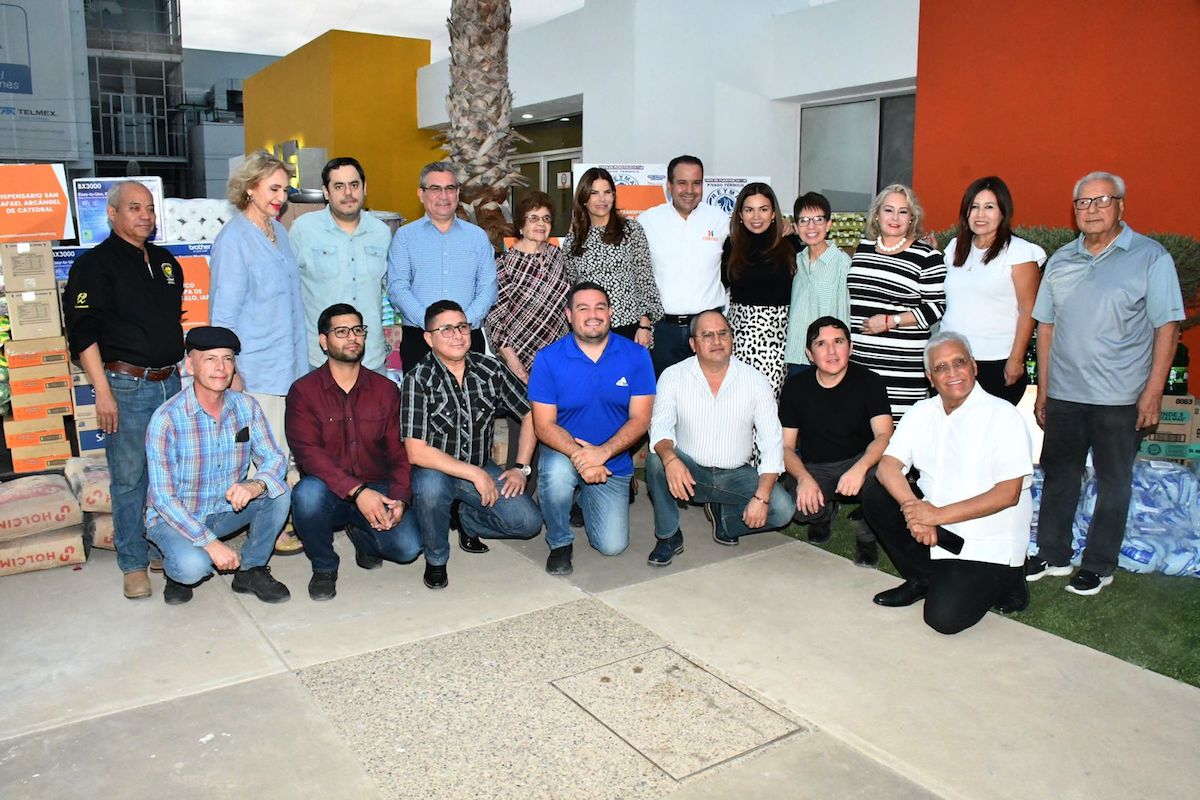 Entregan Toño Astiazarán y Patty Ruibal productos en apoyo a asociaciones