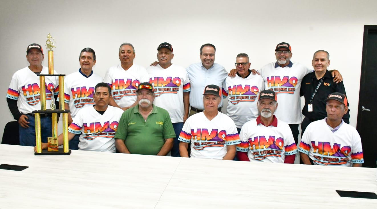 Felicita Toño Astiazarán a beisbolistas veteranos ganadores de campeonato estatal