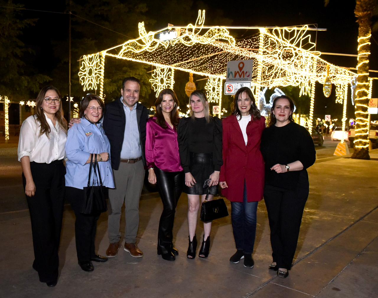 Activan Toño Astiazarán y Patty Ruibal Villa Navideña y árbol navideño en la Plaza Alonso Vidal