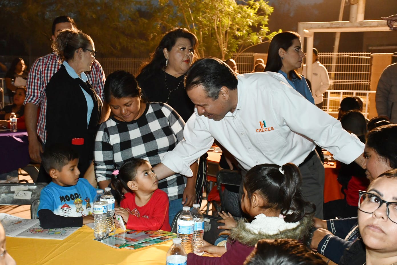 Celebra Toño Astiazarán con familias de la Solidaridad posada navideña Creces