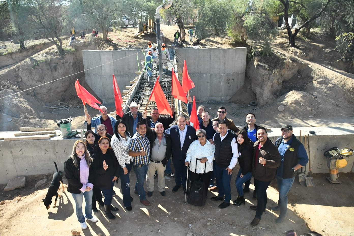 Supervisa Toño Astiazarán avances en puente peatonal de la colonia La Antorcha