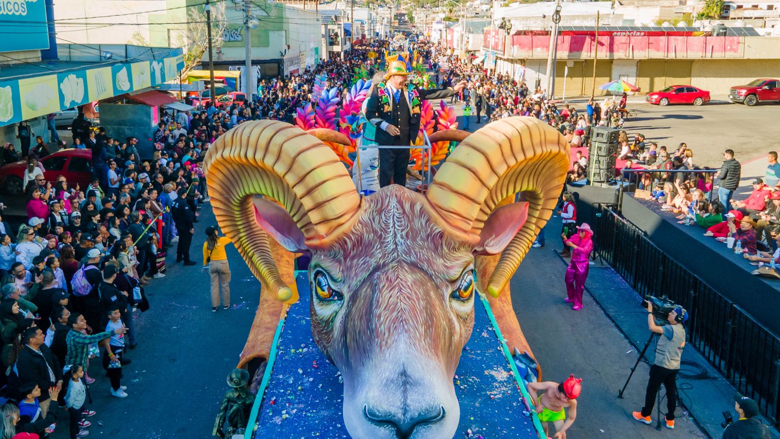 Arranca el segundo desfile de carros alegóricos y comparsas del Carnaval Guaymas 2024 «La magia de Sonora»
