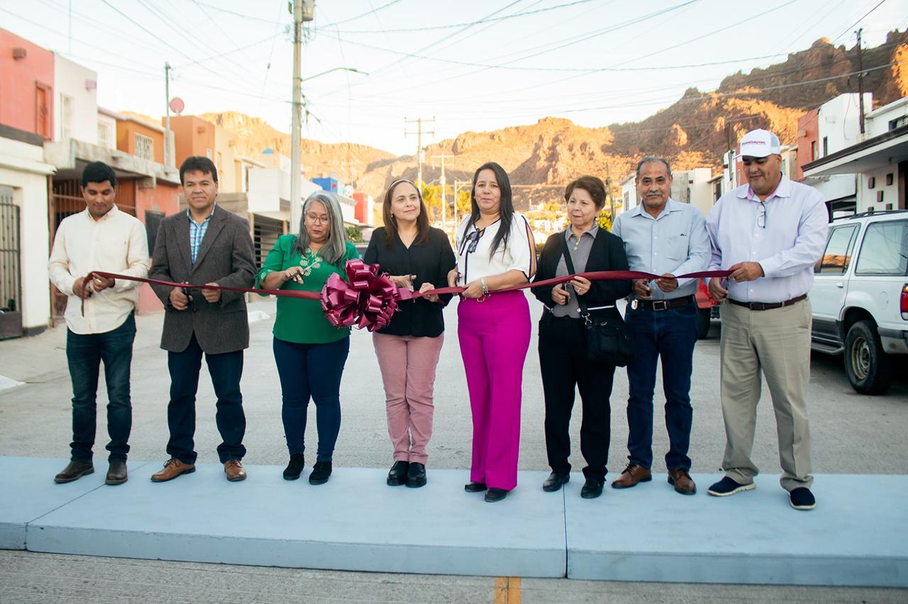 Entregan a vecinos de fraccionamiento Luis Donaldo Colosio obra de pavimentación con concreto hidráulico. Entregan a vecinos de fraccionamiento Luis Donaldo Colosio obra de pavimentación con concreto hidráulico.